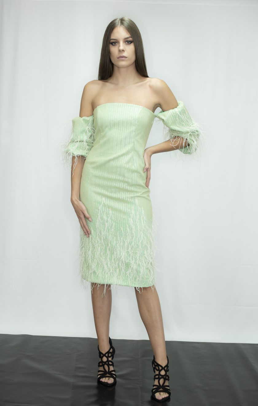 Vestido Bardot pluma
